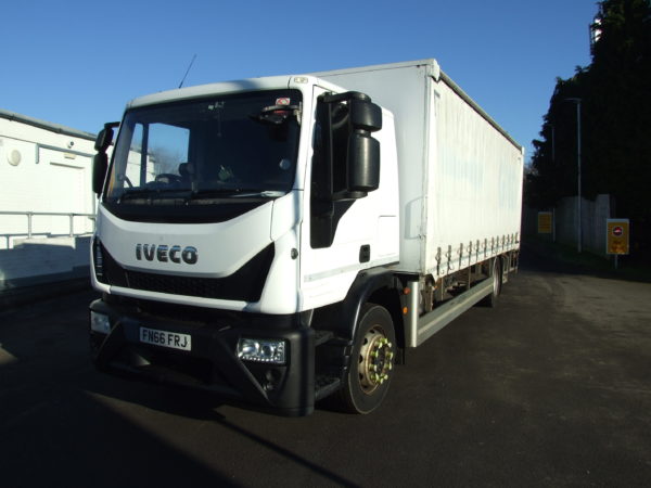 IVECO 180 E25 SLEEPER CAB CURTAINSIDE SIDE VIEW